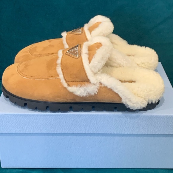 SOLD- Prada Lined Slippers Size 38.5 - Picture 3 of 5